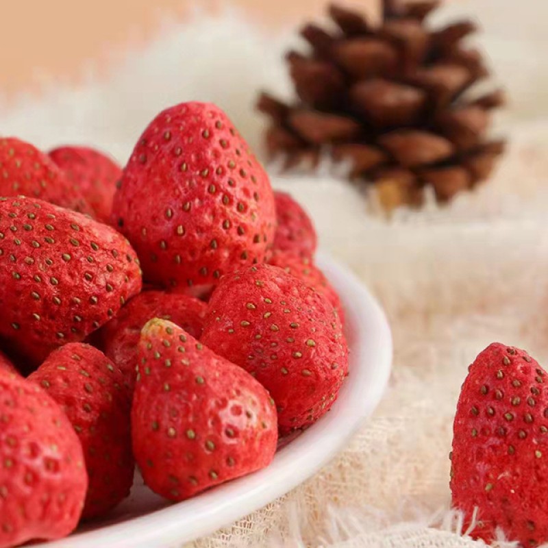 OEM Customizable Freeze-Dried Whole Strawberries for Baking & Ice Cream Dehydrated Raw Material Wholesale Bulk Packaging