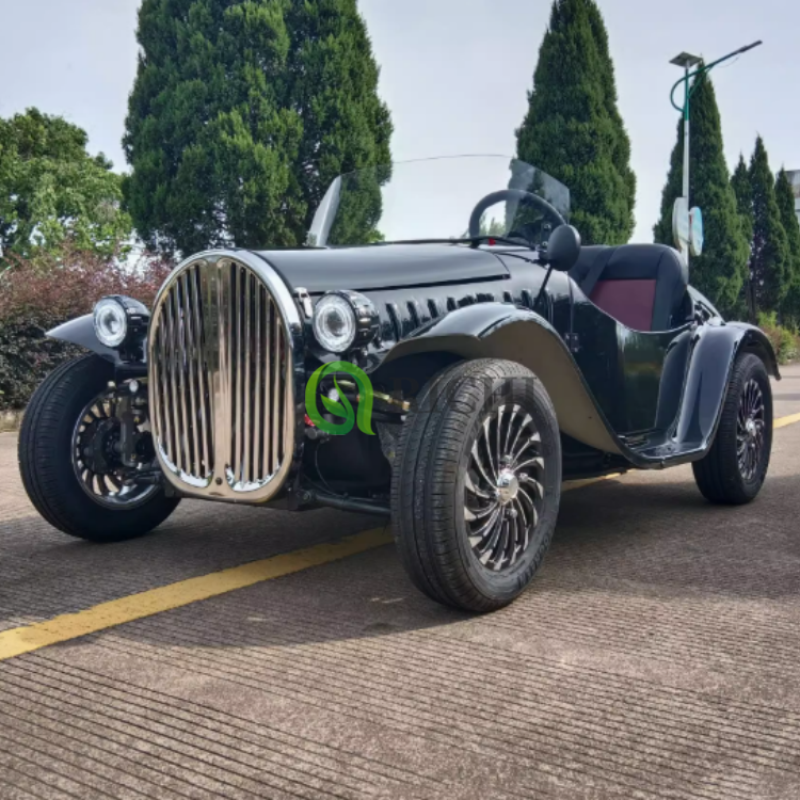 Classic Car Manufacturer - Retro Rolls Royce Sightseeing
