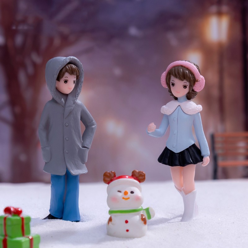 Couples Figurines Factory - OEM Custom Winter Scene Decor