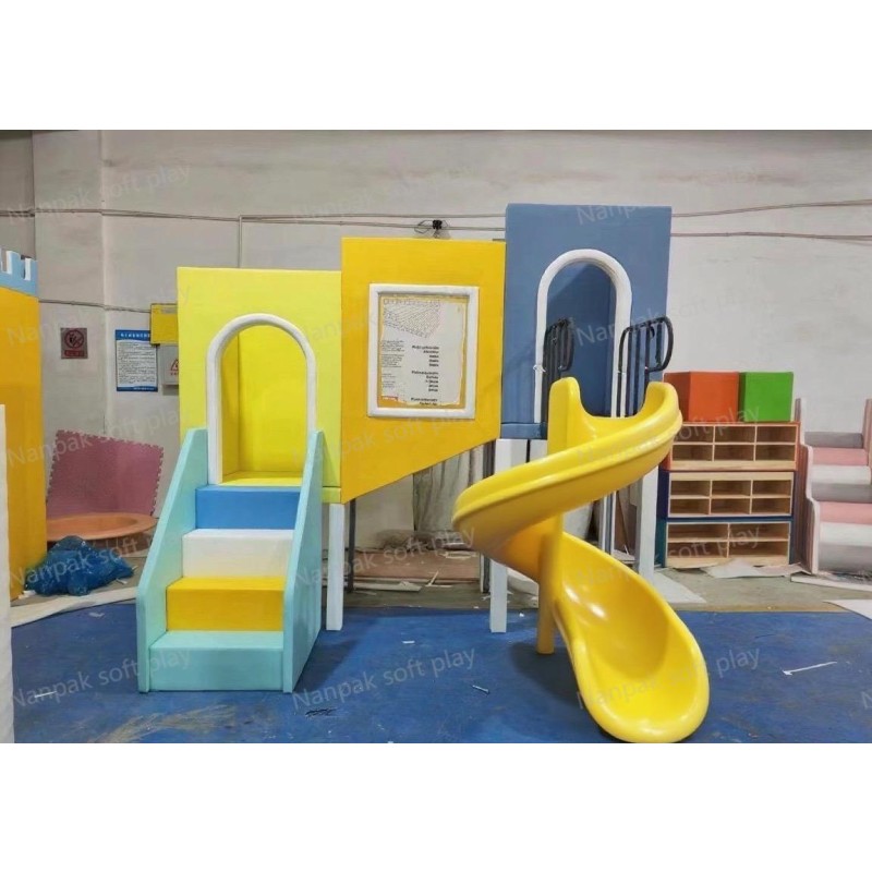 Play House Manufacturer - Pink Castle with Rotating Slide Soft Play