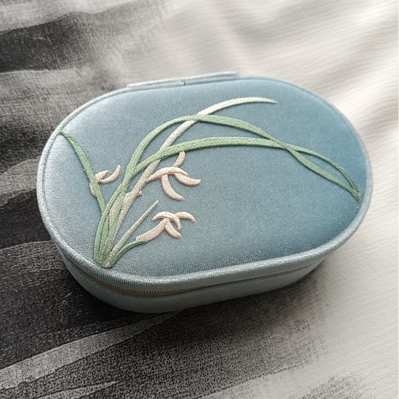 Luxury Jewelry Case Manufacturer - Portable Oval Shape Velvet Gift