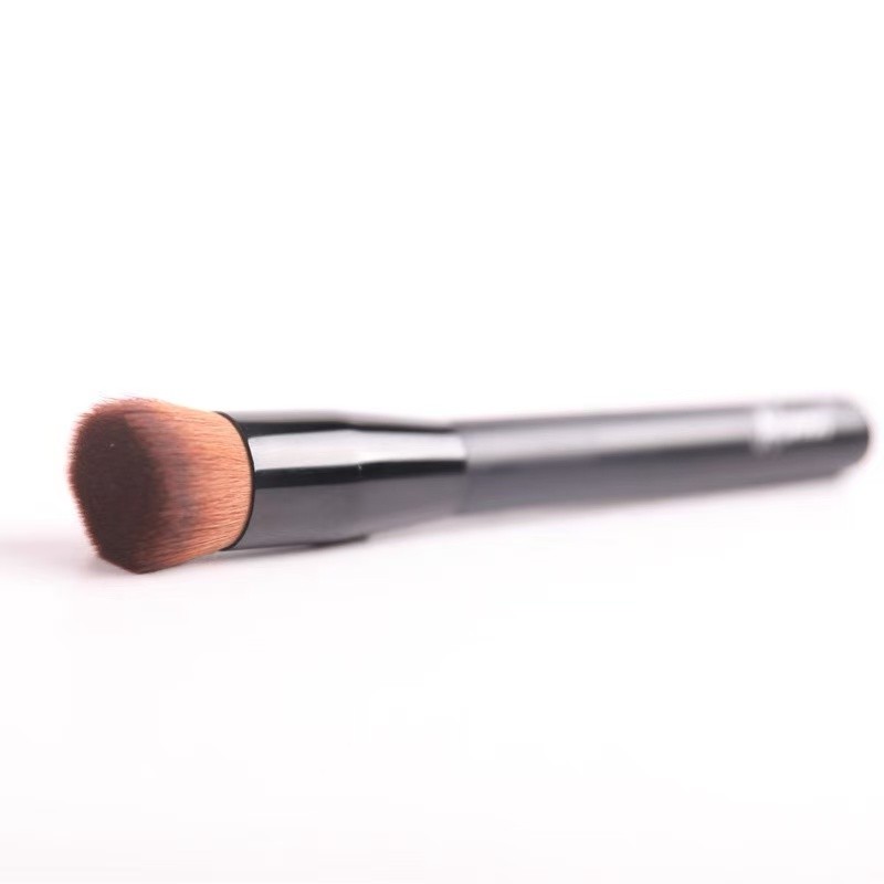 131 Mineral Powder Makeup Tools Concealer Perfect Slanting Liquid Foundation Brush with Wood Handle Nylon Material