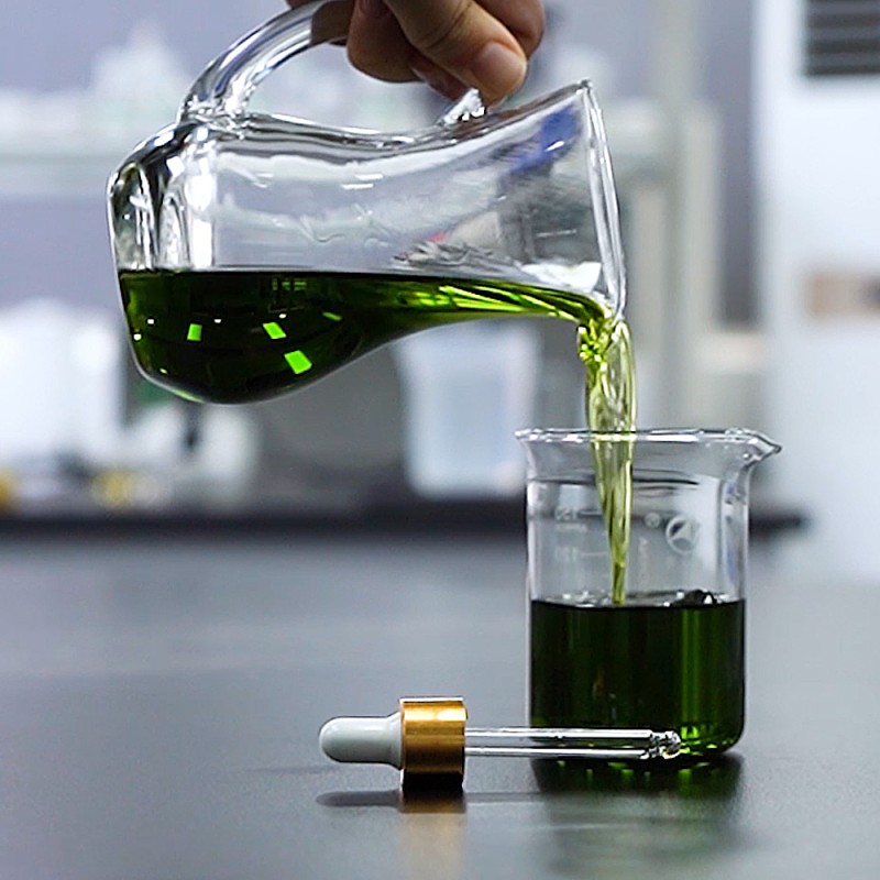 Sandalwood Essential Oil Supplier - High Quality Light Green 3-Year