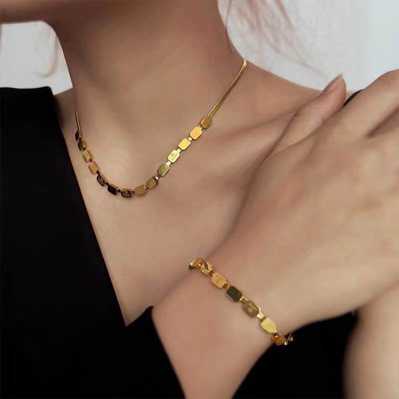 Gold Letter Necklace Factory - Luxury Feel Block Snake Bone Design High-End