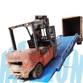 Mobile Ramp Manufacturer - CE Manual Forklift Loading Boarding Bridge