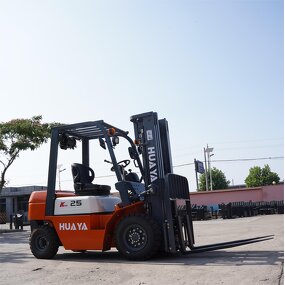 LPG Forklift Supplier - HUAYA 2.5 Ton Nissan Engine 3-3.5 Ton Capacity 1 YEAR Warranty