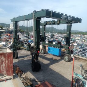 Hot Sale Boat Lift Crane Supplier - 100 Tons Yacht Club