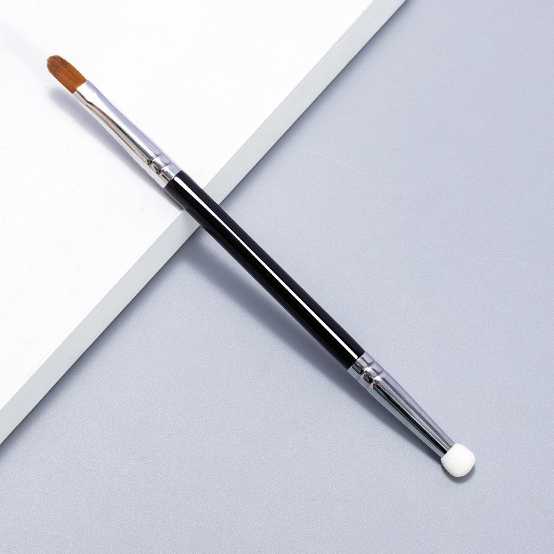Extremely Fine Flat Head Concealer Eyeliner Brush with Comfortable Handle for Detailed Eye Makeup