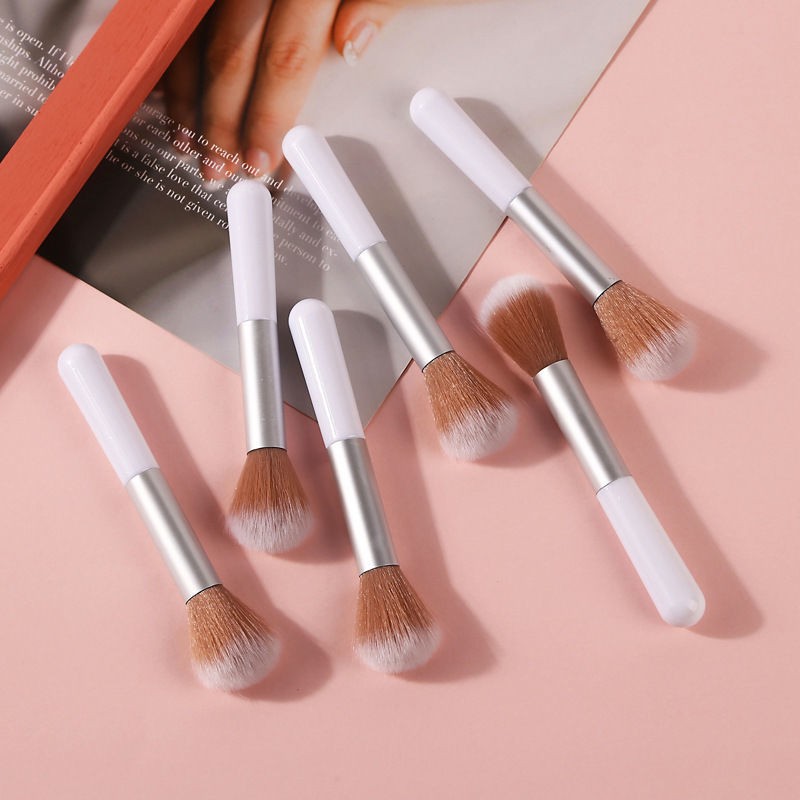 Single Portable Makeup Brush with Soft Hair Dot Color and High Gloss for Face Application