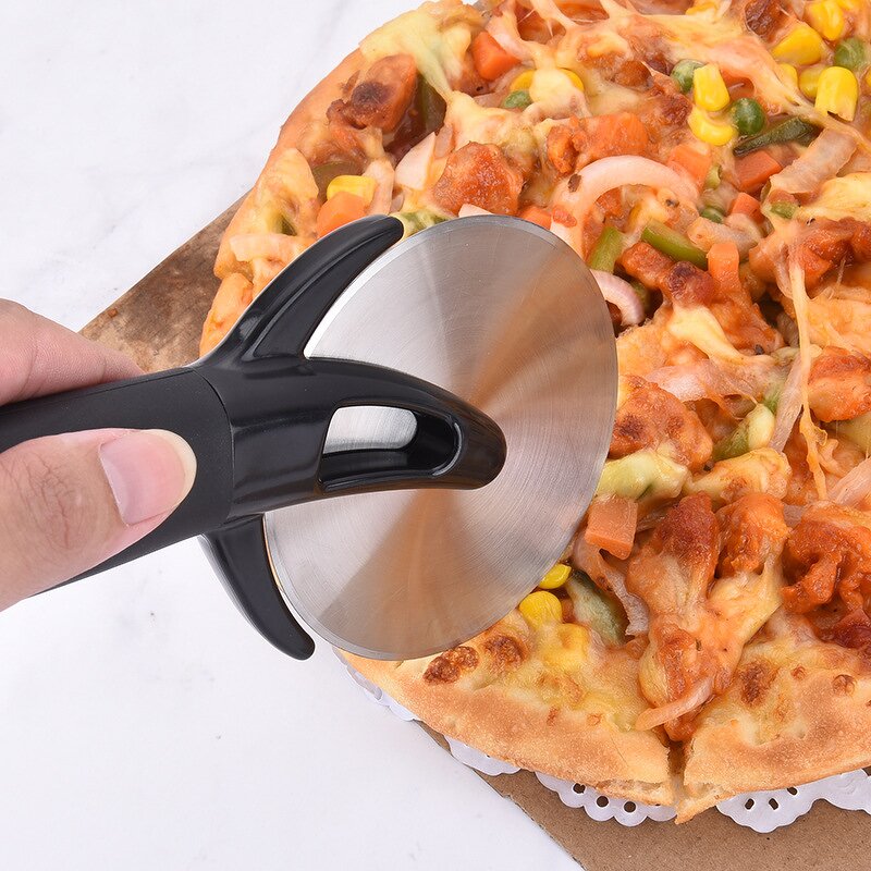 Black Pizza Cutter Manufacturer - OEM/ODM Custom Kitchen Gadget Black Antislip Handle Stainless Steel Pizza Cutter Wheel
