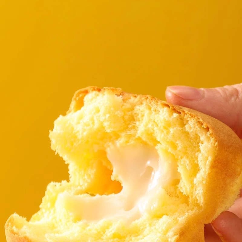 New Arrival Chinese Soft Yogurt Flavor Stuffed Egg Cake Sponge Cake for Breakfast Snacks Tea Cakes Pastry with Cream Wholesale