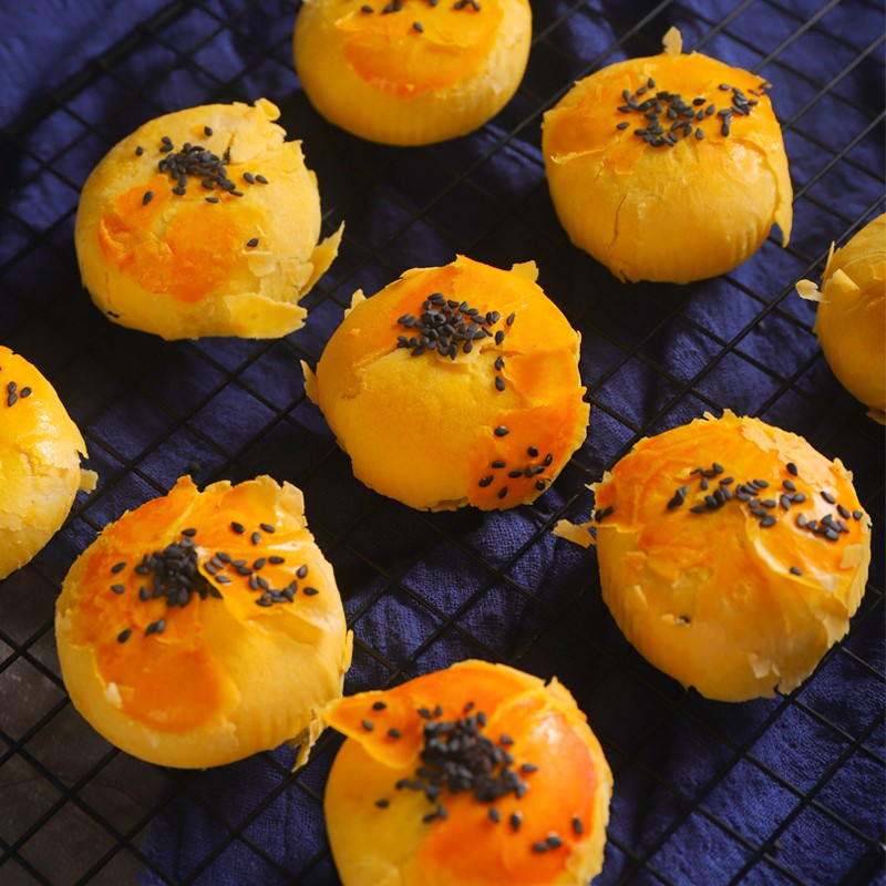 Hot Selling Egg Yolk Puff Chinese Traditional Red Bean Pasted Stuffed Pastry  Healthy Snacks Egg Yolk Crisp Pie