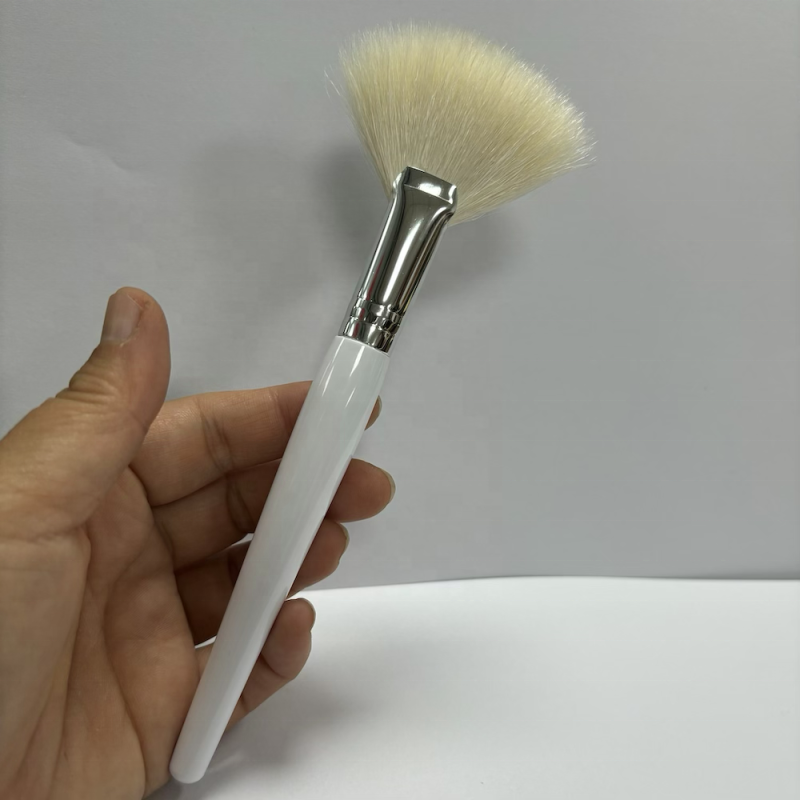 Natural Fan Brush Factory - Soft Fluffy Wool Makeup Brush