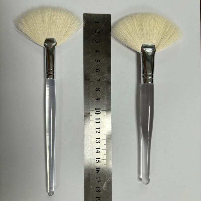 Goat Hair Fan Brush Manufacturer - Custom Fluffy White Mask Brush