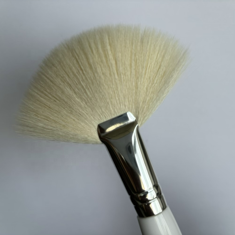 Natural Fan Brush Factory - Soft Fluffy Wool Makeup Brush