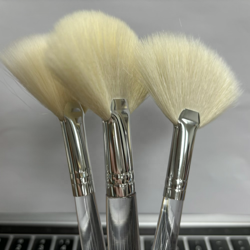 Goat Hair Fan Brush Manufacturer - Custom Fluffy White Mask Brush
