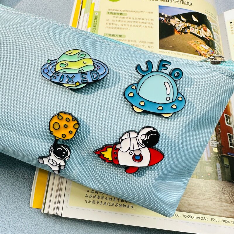 Brooch Factory - Astronaut Spaceship Cartoon Metal Badge