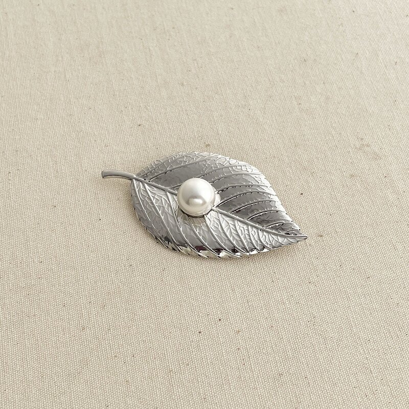 Metal Leaf Brooch Supplier - Custom Simulated Pearl Pin