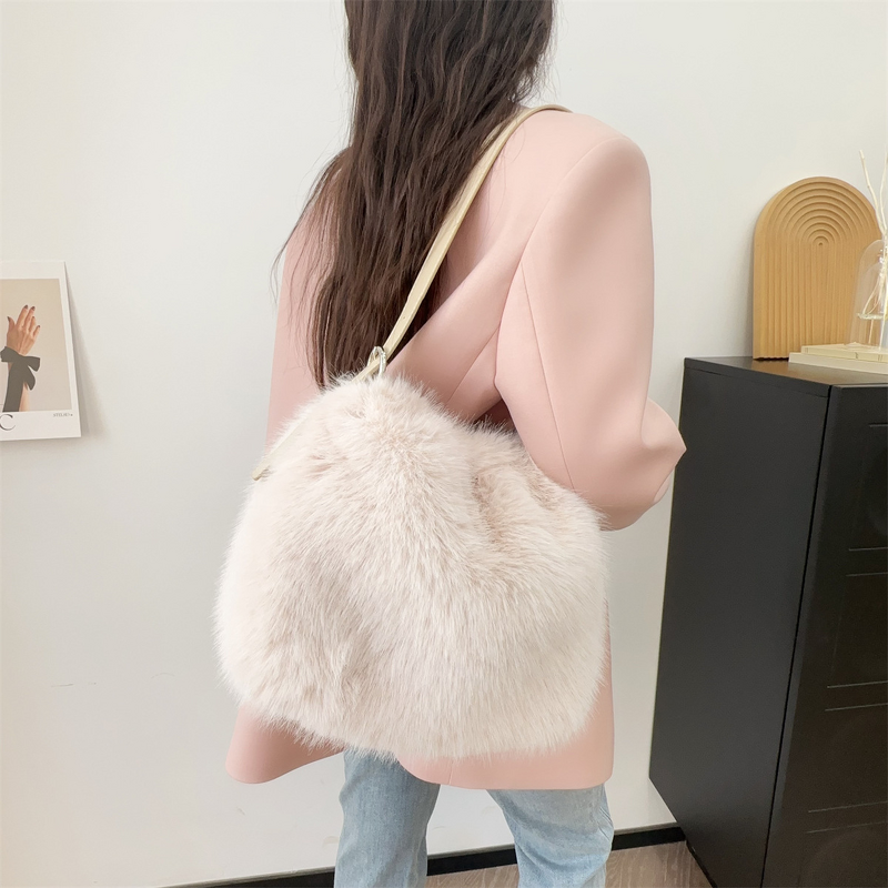 Fur Shoulder Bag Factory - OEM Autumn and Winter New Fur Shoulder Bag Large Capacity Plush Underarm Bag