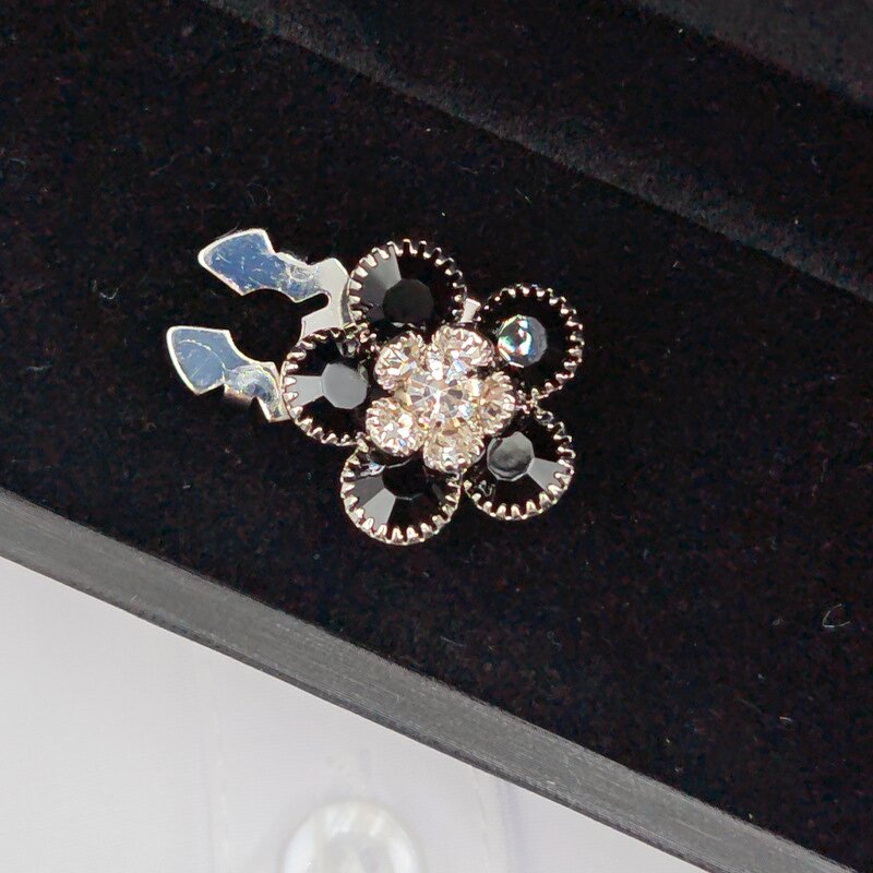 Metal Jewelry Button Covers Factory - OEM/ODM Crystal Flower Heart Shape for Women Shirt