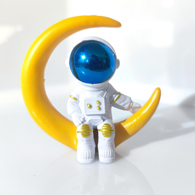 Astronaut Theme Decorative Ornaments Manufacturer - Creative New PVC Golden Blue Moon Spaceman Toy Graduation Gift for Fish tank