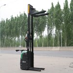 Forklifts & Stacker Trucks