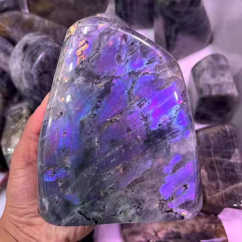 Pink Purple Labrador Crystal Manufacturer - Wholesale Natural Freeform Palm Stone Raw Purple Labradorite Feng Shui