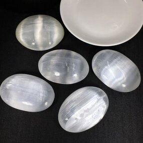 Selenite Palm Stone Manufacturer - Natural Raw Oval Shape Nitrite Gypsum Handheld for Home Decoration Souvenir Gift