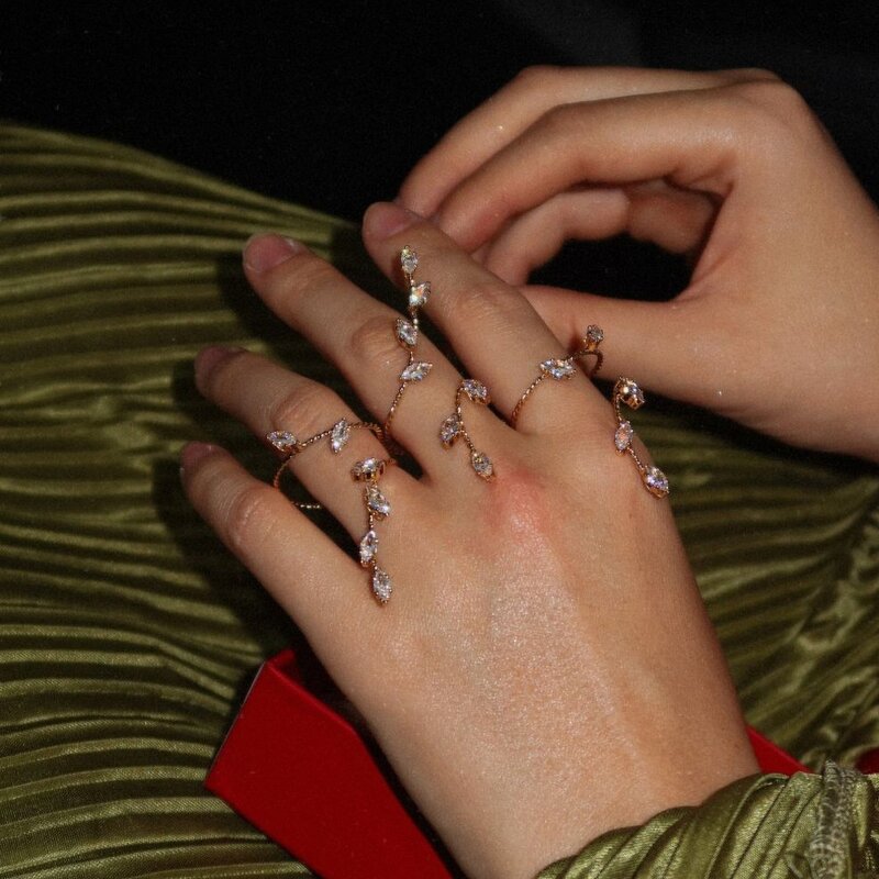 Fashion Rings Manufacturer - Leaves Wrapped Diamond Rhinestone Stainless Steel Elegant Retro Fine Jewelry