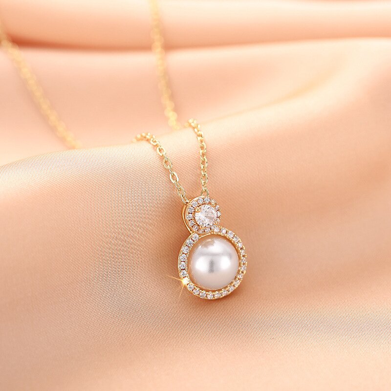 Necklaces Manufacturer - Gorgeous Moon Design Round Sparkling Simulated Moissanite