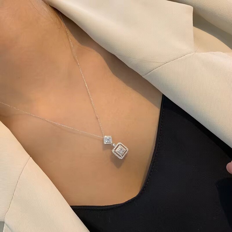 Necklaces Manufacturer - OEM Dainty Leaf Design Bling Bling Crystal Zircon Pendant