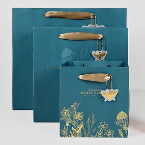 Custom Luxury Art Paper Shopping Bags with Handle Gold Foil Stamping Logo Digital Printing and Lamination for Business