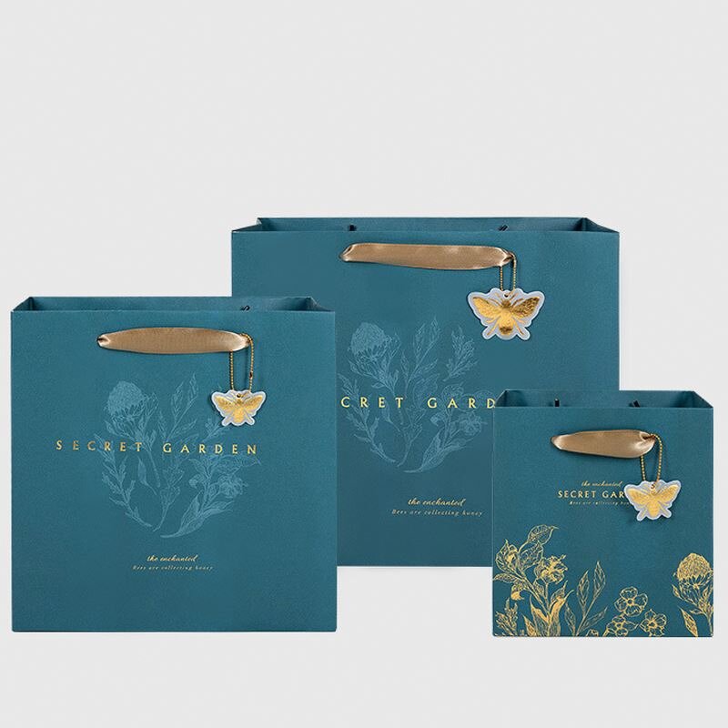 Custom Luxury Art Paper Shopping Bags with Handle Gold Foil Stamping Logo Digital Printing and Lamination for Business
