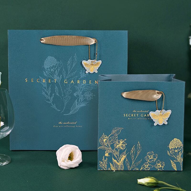 Custom Luxury Art Paper Shopping Bags with Handle Gold Foil Stamping Logo Digital Printing and Lamination for Business