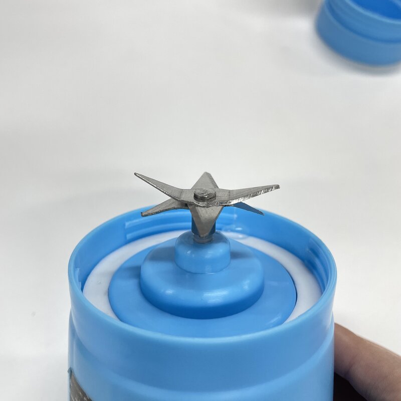 Portable Blender - AilesTecca 6 Blade Ice Smoothie USB Rechargeable Mini Juicer