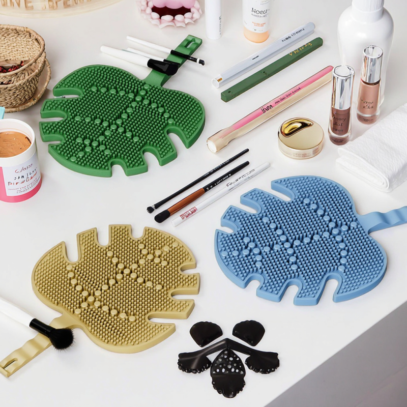 Makeup Brush Cleaning Pad Factory - Silicone Maple Leaf Design