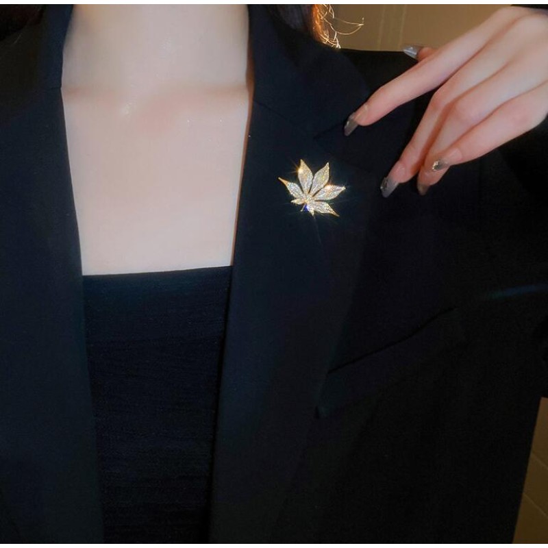 Leaf Brooch Manufacturer - OEM Diamond Plant Maple Fashion Accessories
