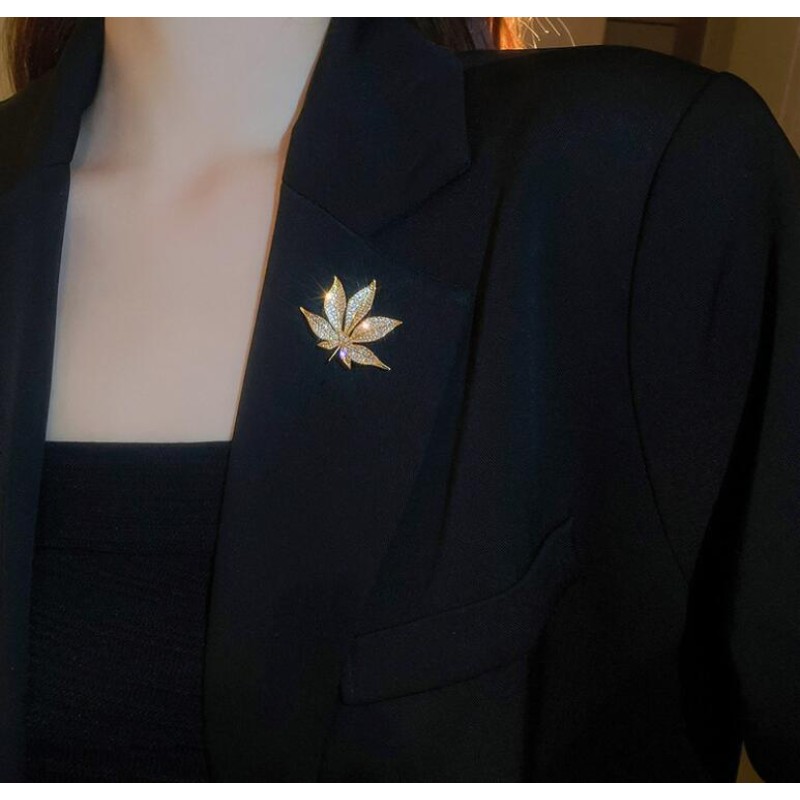 Leaf Brooch Manufacturer - OEM Diamond Plant Maple Fashion Accessories