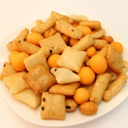 Rice Crackers Coated Peanuts Factory - OEM Chilli Flavour Snack Mix