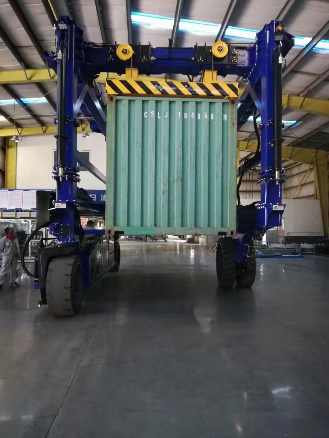 Straddle carrier crane