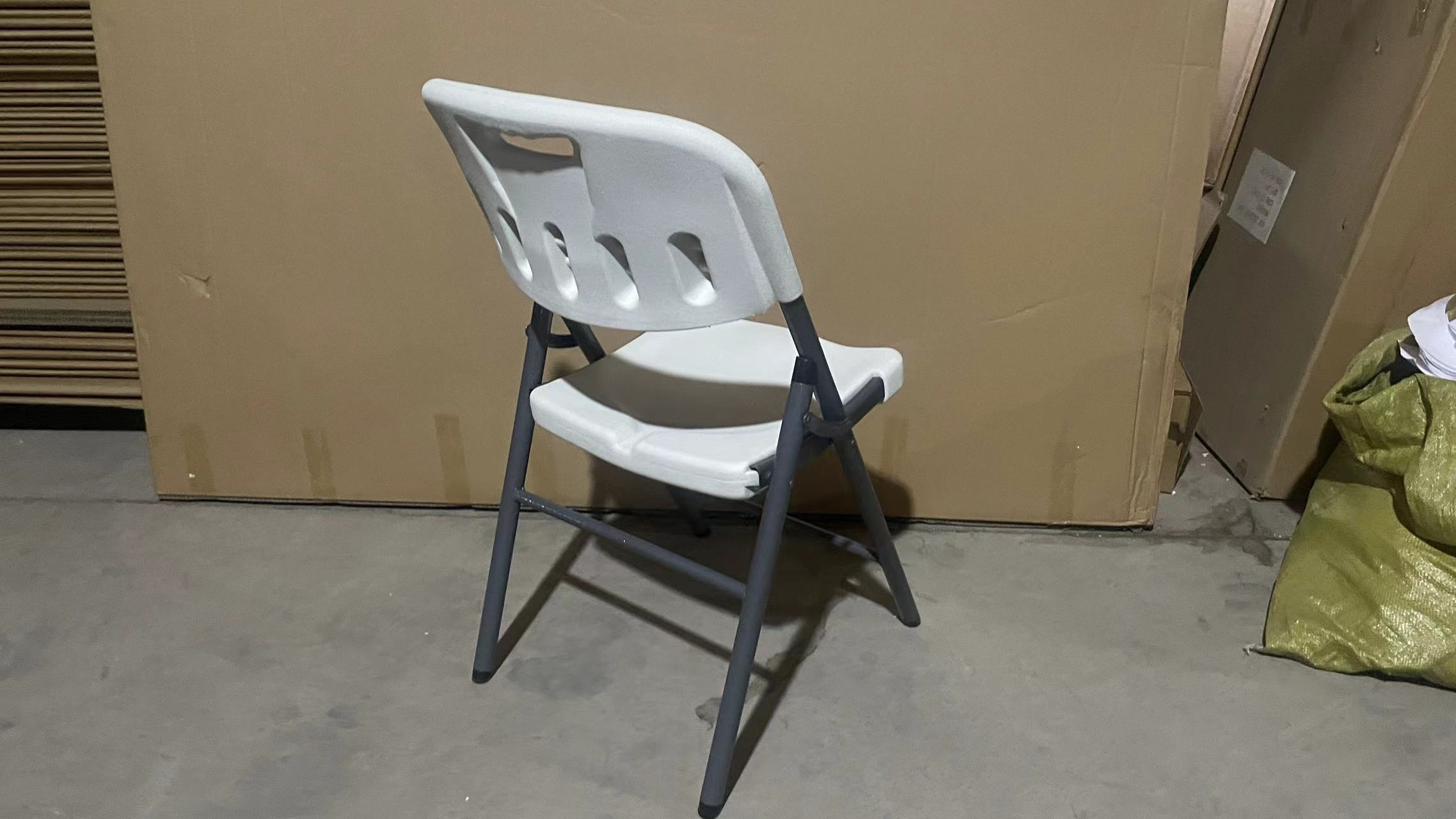 FOLDING CHAIR
